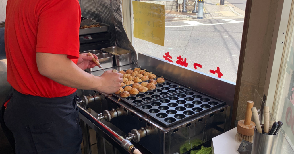 たこ焼きを焼いている様子