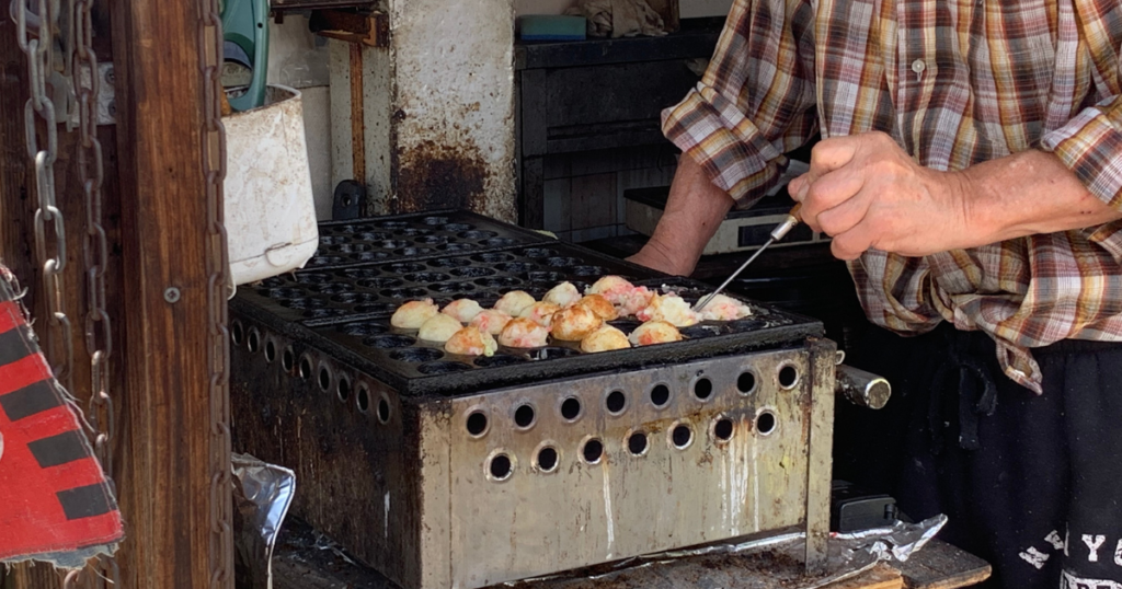 たこ焼きを焼く大将